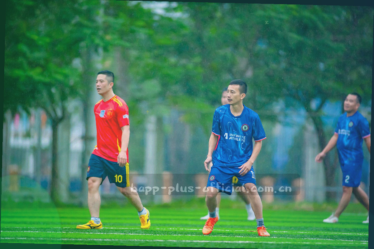 由看台剪影、计分牌数字与战术线条拼贴而成的抽象封面